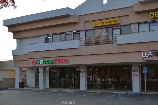Exterior, Facade, Modern