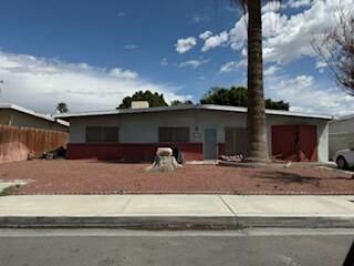 Attached, Exterior, Facade, Ranch