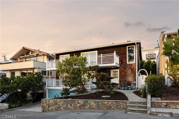Exterior, Facade, Modern