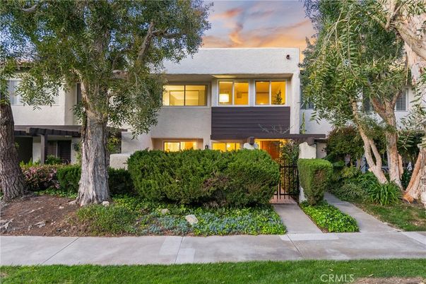 Exterior, Facade, Raised Ranch