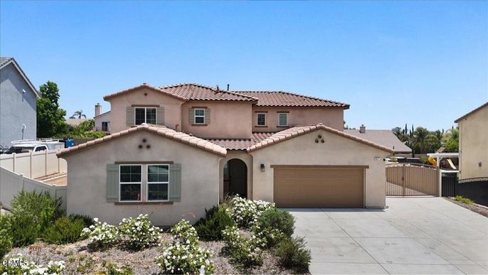 Attached, Exterior, Facade, Mediterranean