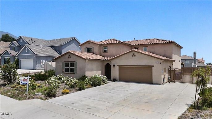 Attached, Exterior, Facade, Mediterranean