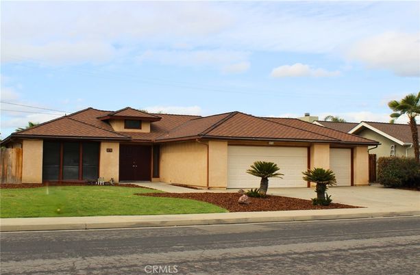 Attached, Exterior, Facade, Mediterranean