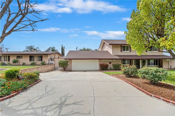 Attached, Exterior, Facade, Ranch