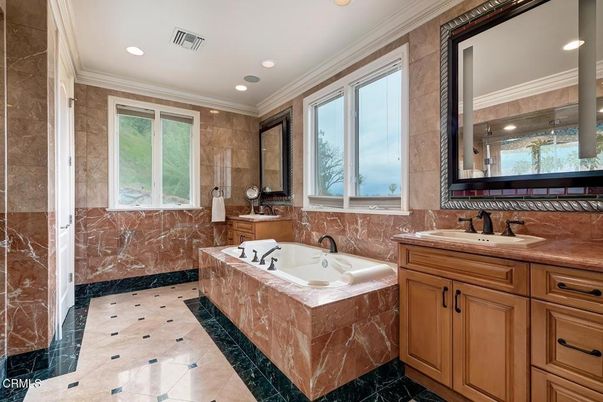 Bathroom, Dual Sink Vanities, Interior, Recessed Lighting
