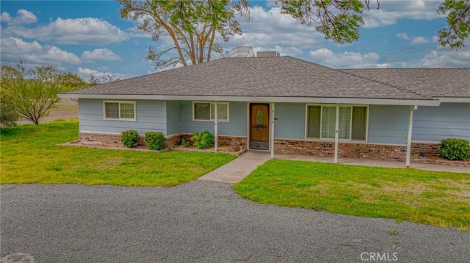 Exterior, Facade, Ranch