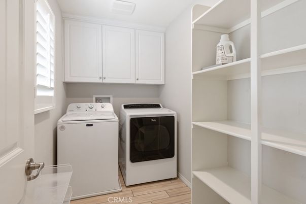 Interior, Washer, Wood Texture Flooring