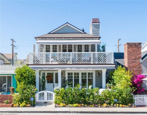 Exterior, Facade, Queen Anne Victorian