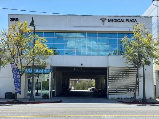 Exterior, Facade, Modern