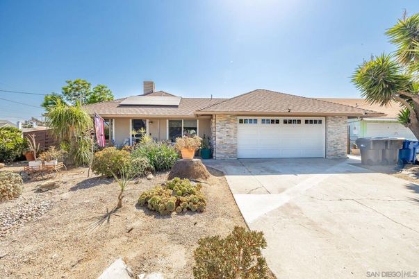 Attached, Exterior, Facade, Ranch