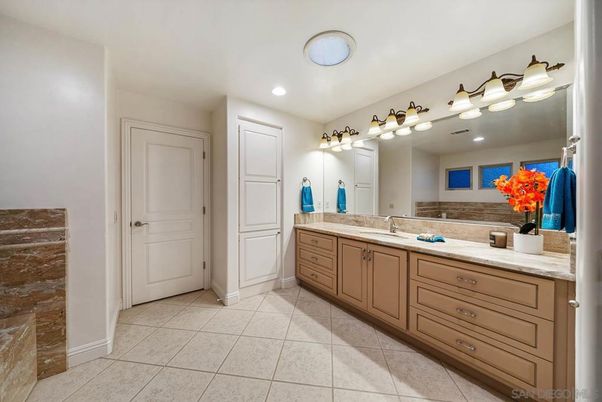 Bathroom, Dual Sink Vanities, Interior, Recessed Lighting