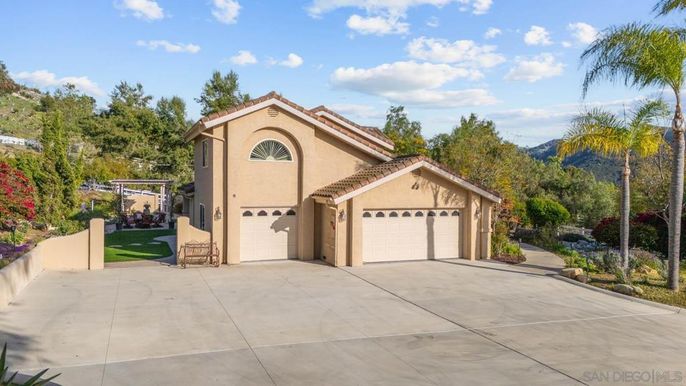 Attached, Exterior, Facade, Mediterranean