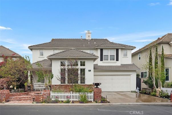 Attached, Exterior, Facade, Mediterranean