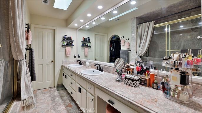 Bathroom, Dual Sink Vanities, Interior, Recessed Lighting