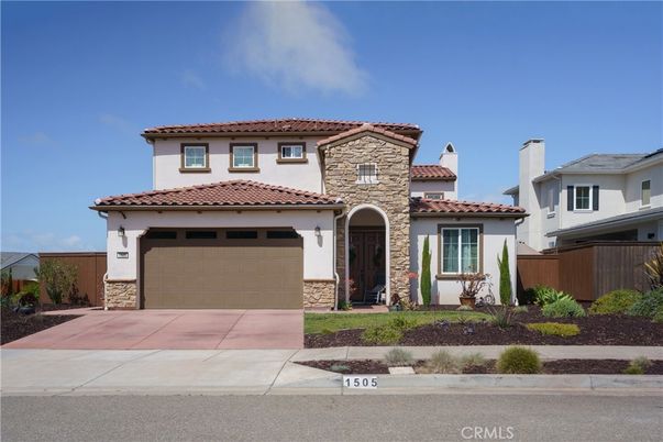 Attached, Exterior, Facade, Mediterranean
