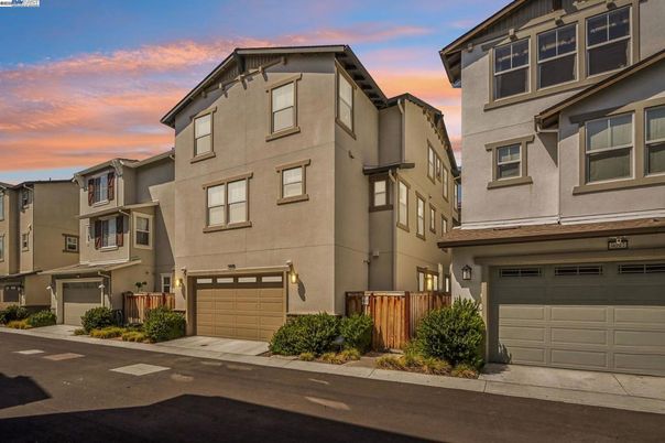 Attached, Exterior, Facade, Rowhouse