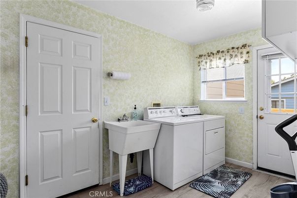 Interior, Washer, Wood Texture Flooring