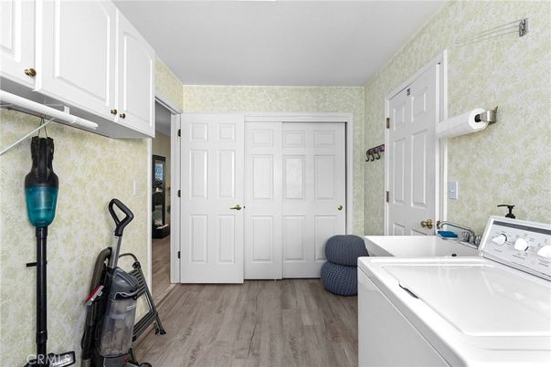 Interior, Washer, Wood Texture Flooring