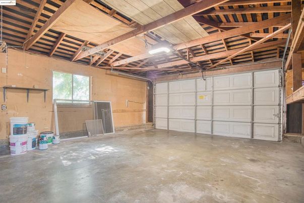 Garage, Interior, Wooden Beams