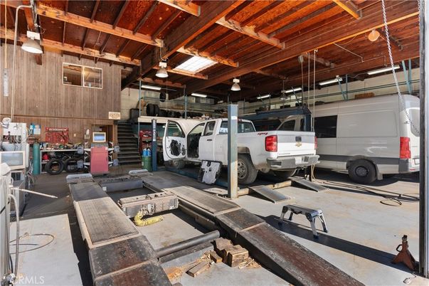 Garage, Interior, Washer, Wooden Beams