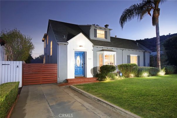 Exterior, Facade, Ranch