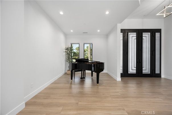 Interior, Piano, Recessed Lighting, Wood Texture Flooring