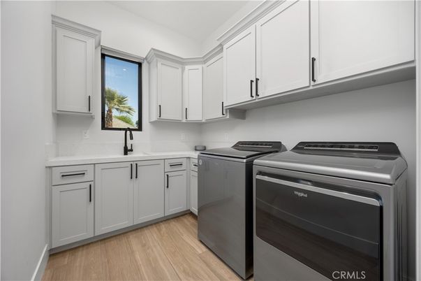 Interior, Washer, Wood Texture Flooring