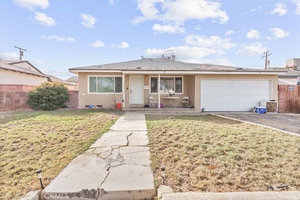 Attached, Exterior, Facade, Ranch