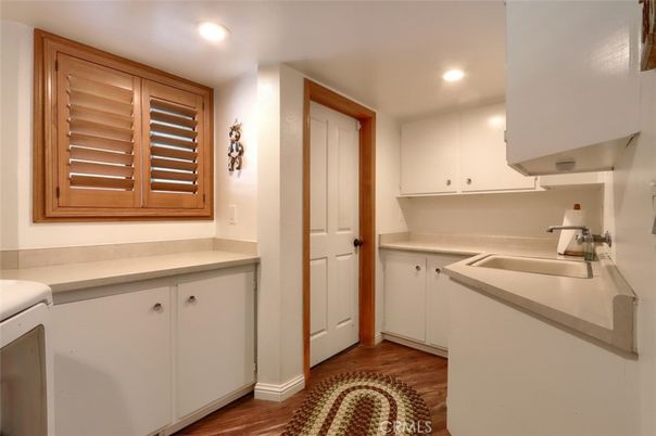 Interior, Recessed Lighting, Washer, Wood Texture Flooring