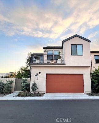 Attached, Exterior, Facade, Modern