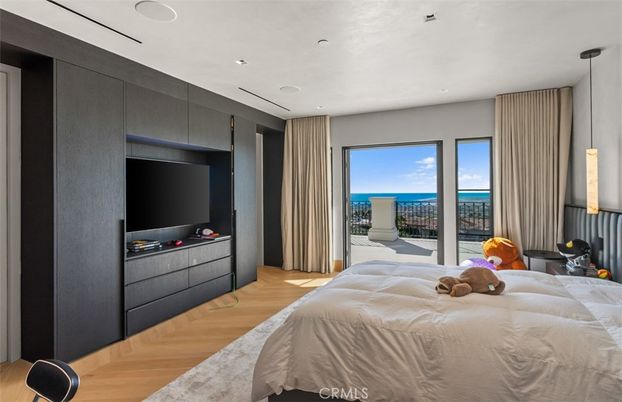 Bedroom, Interior, Pendant Lights, Recessed Lighting, Water, Wood Texture Flooring