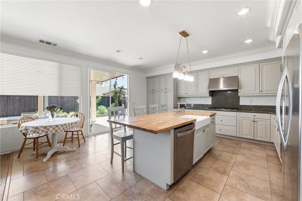 Chandelier, Dining room, Interior, Kitchen, Pendant Lights, Recessed Lighting, Stainless Steel Appliances