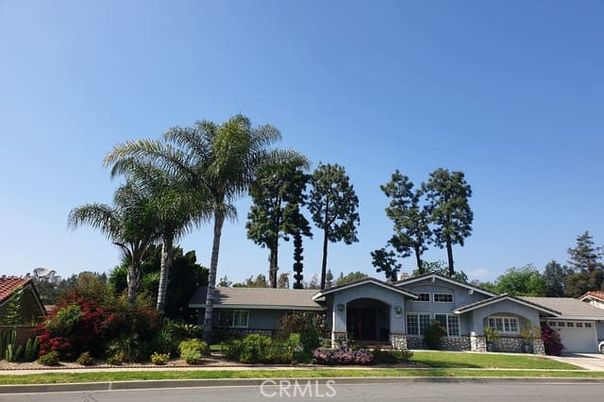 Exterior, Facade, Ranch