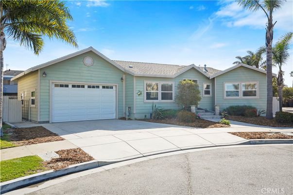 Attached, Exterior, Facade, Ranch