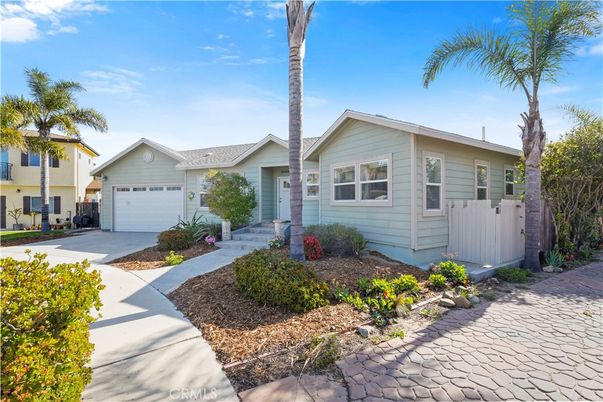 Attached, Exterior, Facade, Ranch