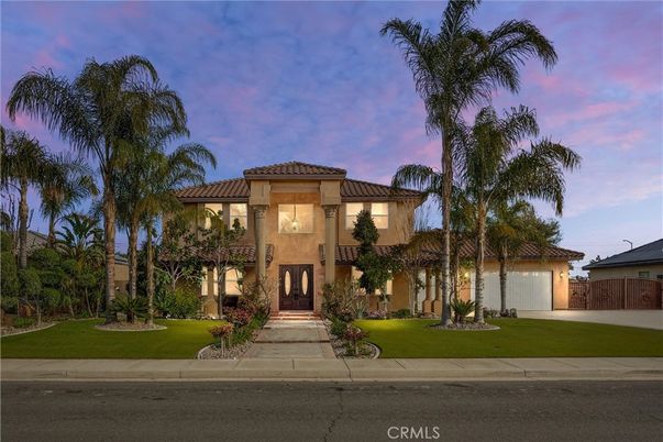 Attached, Exterior, Facade, Mediterranean