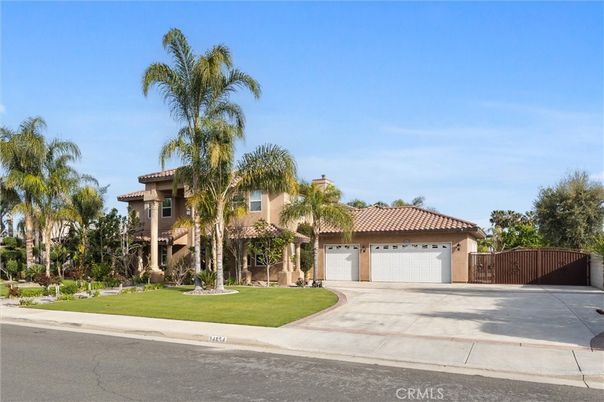 Attached, Exterior, Facade, Mediterranean