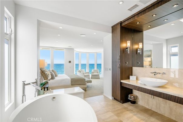 Bathroom, Free Standing Baths, Interior, Recessed Lighting, Water