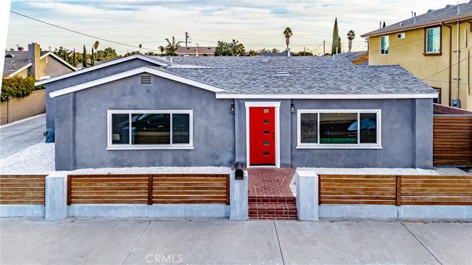 Exterior, Facade, Raised Ranch