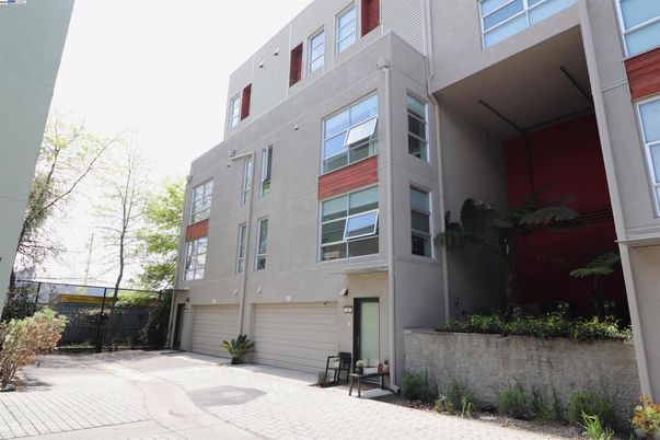 Attached, Exterior, Facade, Rowhouse
