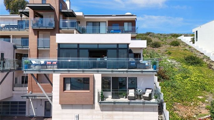 Exterior, Facade, Modern