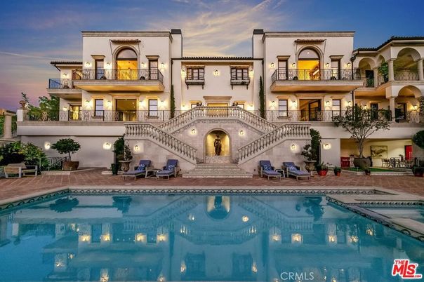 Exterior, Facade, Pool, Mediterranean