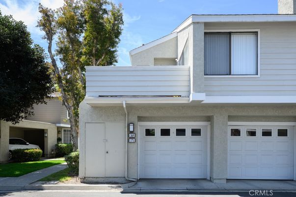 Attached, Exterior, Facade, Modern