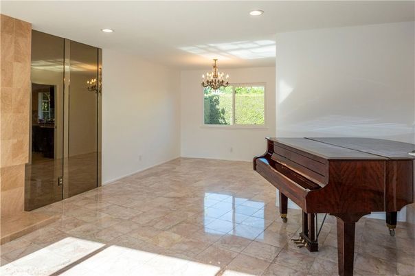 Chandelier, Interior, Piano, Recessed Lighting