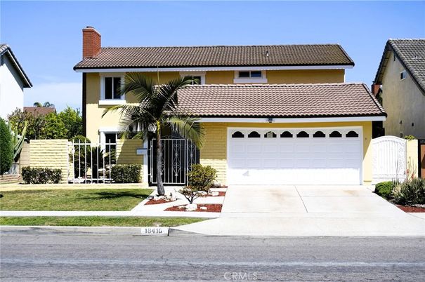 Attached, Exterior, Facade, Mediterranean
