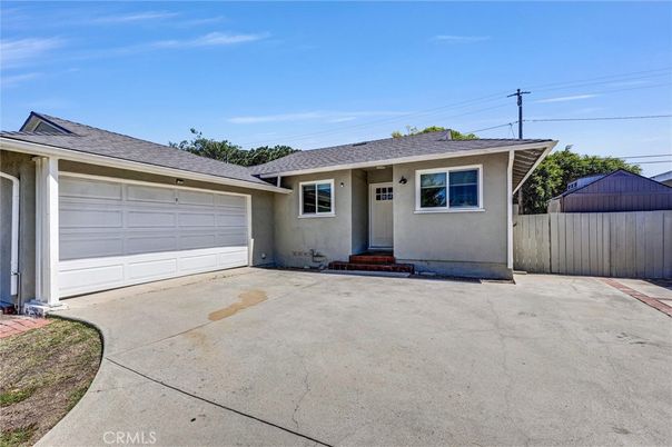 Attached, Exterior, Facade, Ranch