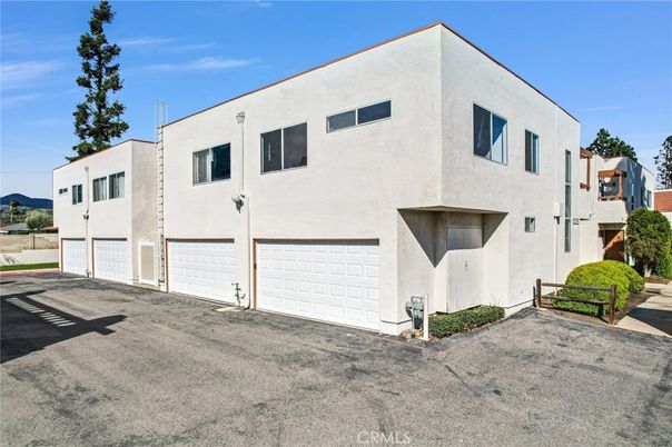 Attached, Exterior, Facade, Modern
