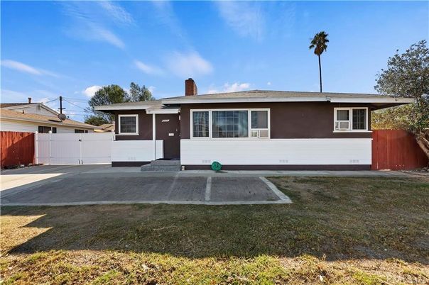 Attached, Exterior, Facade, Ranch
