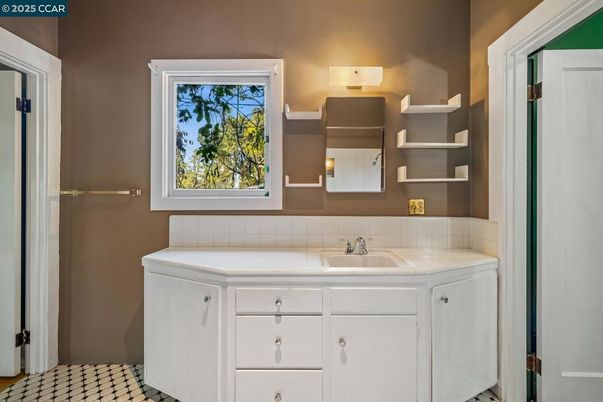 Bathroom, Interior, Tile Countertops, Washer