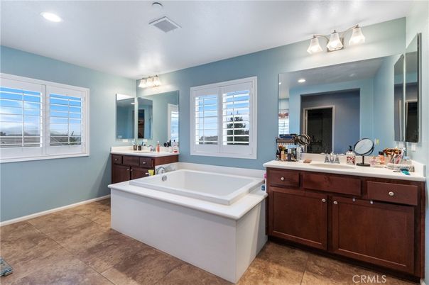 Bathroom, Dual Sink Vanities, Interior, Recessed Lighting